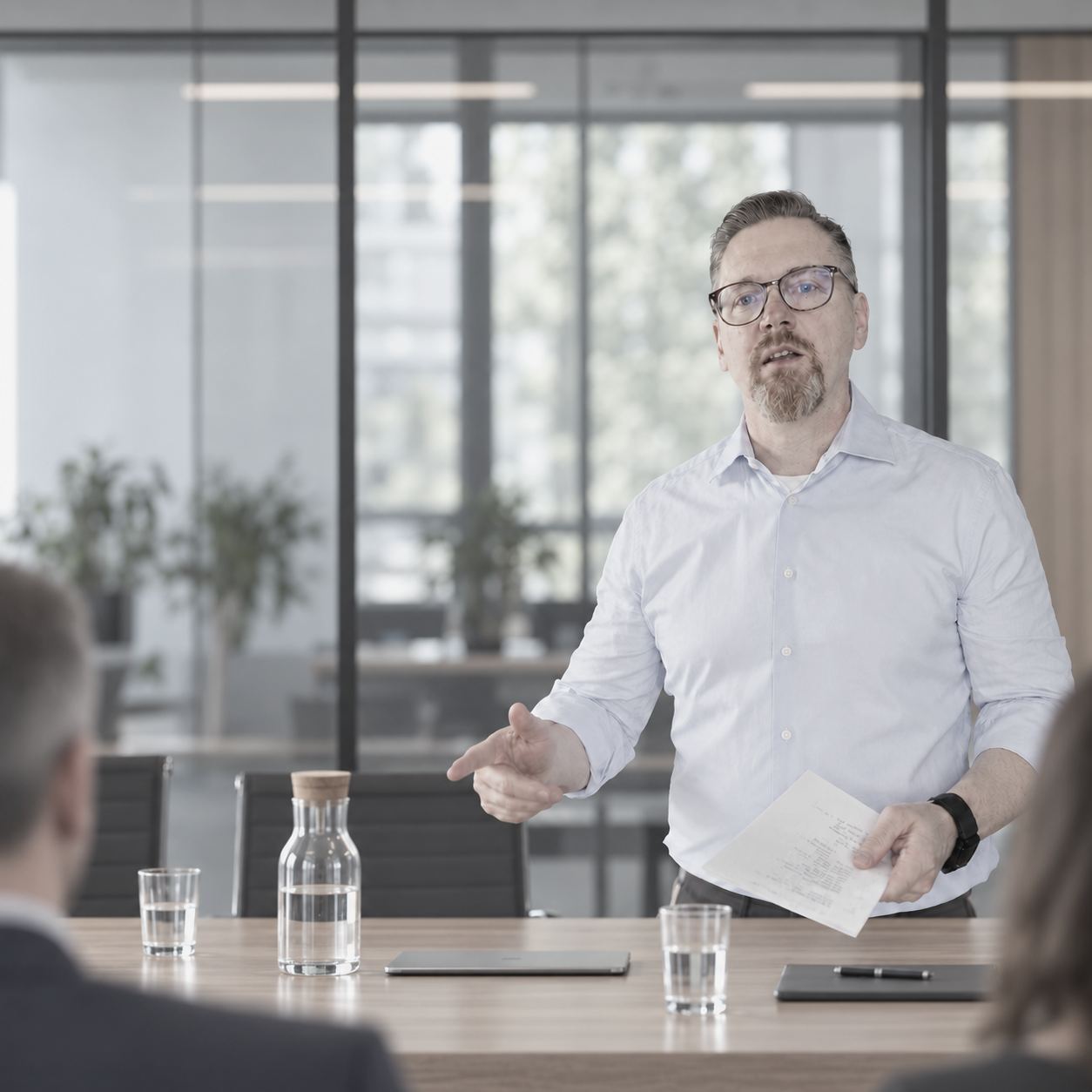 Dirk Jäger im Gespräch mit einem Führungskreis in einem Besprechungsraum